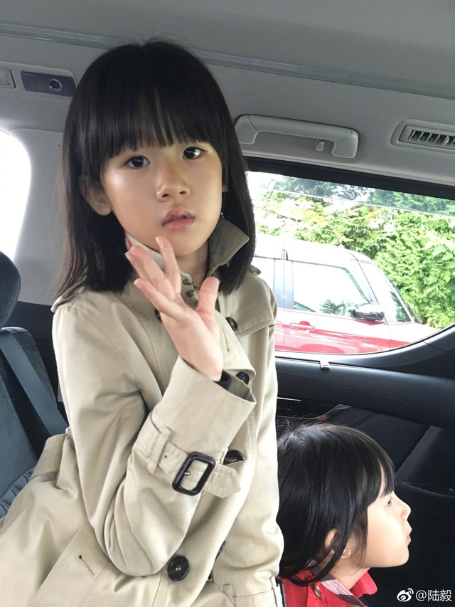 陆毅大女儿嘟嘴送飞吻可爱到爆