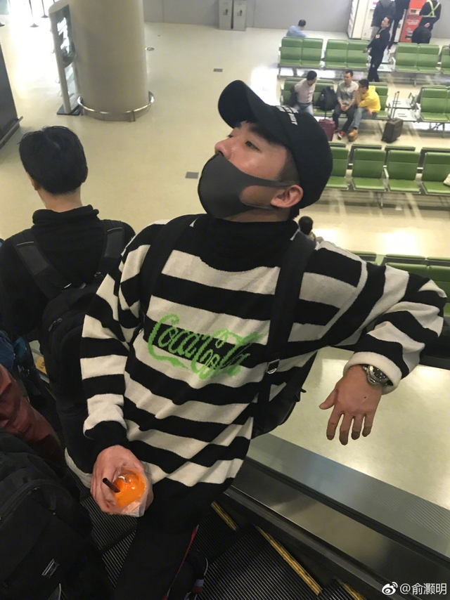 组图：醉了！俞灏明机场照睡眼惺忪 大长腿拍成小短腿