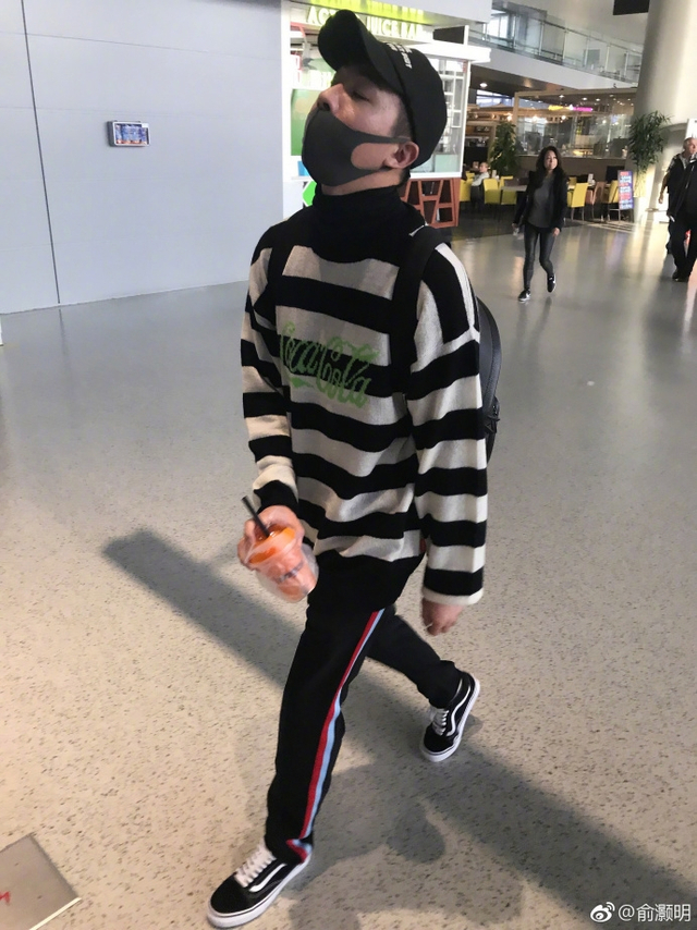 组图：醉了！俞灏明机场照睡眼惺忪 大长腿拍成小短腿