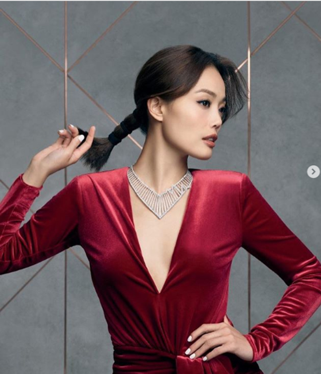 容祖儿穿深v抹胸裙大秀香肩雪肤 妆容精致樱唇微启魅惑动人