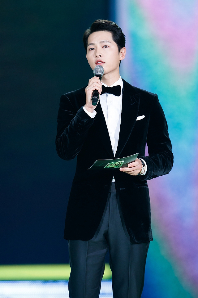 组图：2020MAMA颁奖礼 宋仲基久违露面黑西装帅气王嘉尔金发吸睛