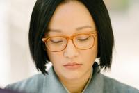 周迅《功勋》屠呦呦花絮照 中分短发戴眼镜造型朴素真实