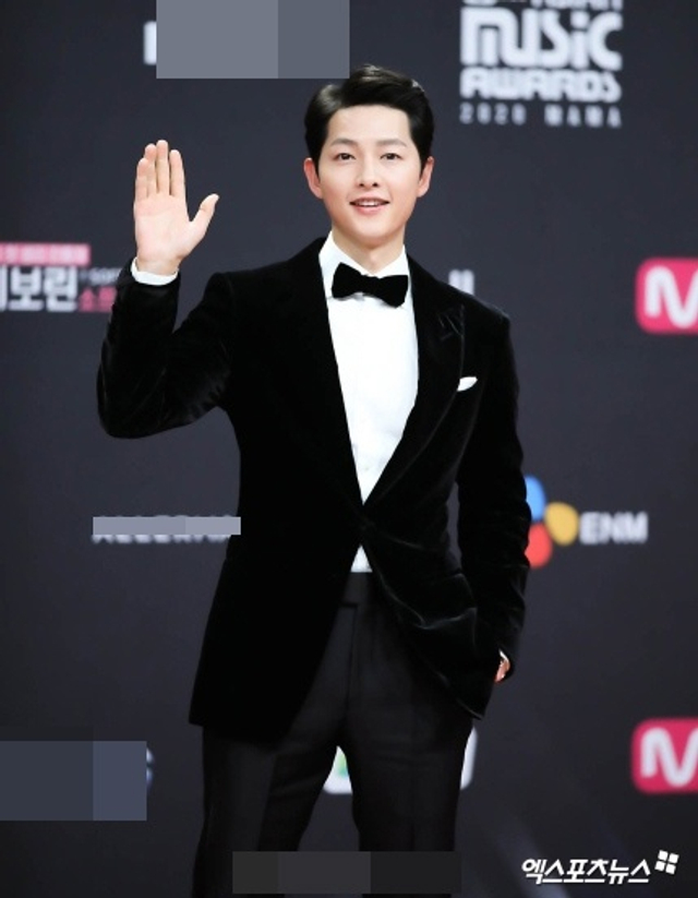 组图：2020MAMA颁奖礼 宋仲基久违露面黑西装帅气王嘉尔金发吸睛