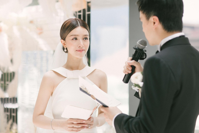 组图：恭喜！文咏珊与男友在香港注册结婚 穿中式礼服敬茶很甜蜜