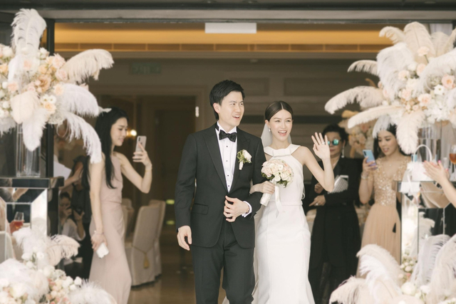 组图：恭喜！文咏珊与男友在香港注册结婚 穿中式礼服敬茶很甜蜜