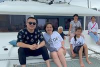 岳云鹏与老婆带全家出海游玩 10岁大女儿麓一腿长瞩目