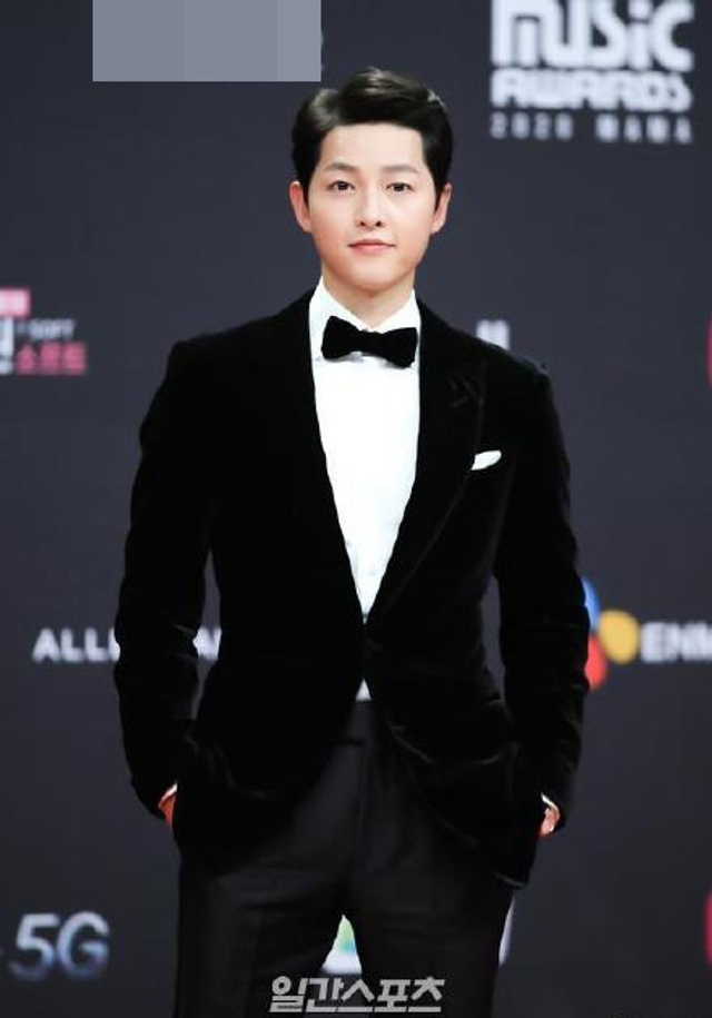 组图：2020MAMA颁奖礼 宋仲基久违露面黑西装帅气王嘉尔金发吸睛