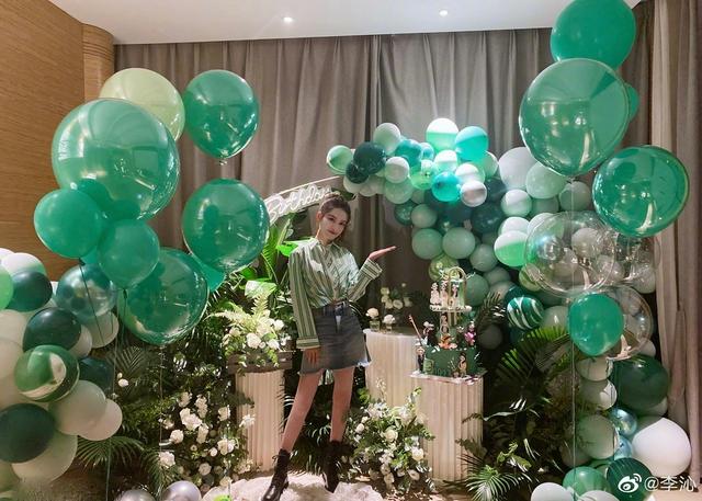 李沁分享31岁生日会现场照对镜头卖萌比心状态少女 新浪图片