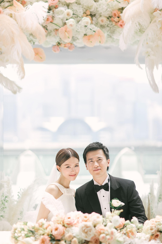 组图：恭喜！文咏珊与男友在香港注册结婚 穿中式礼服敬茶很甜蜜
