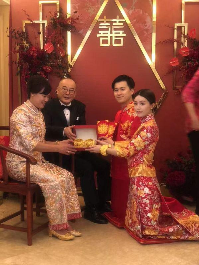 组图：恭喜！文咏珊与男友在香港注册结婚 穿中式礼服敬茶很甜蜜