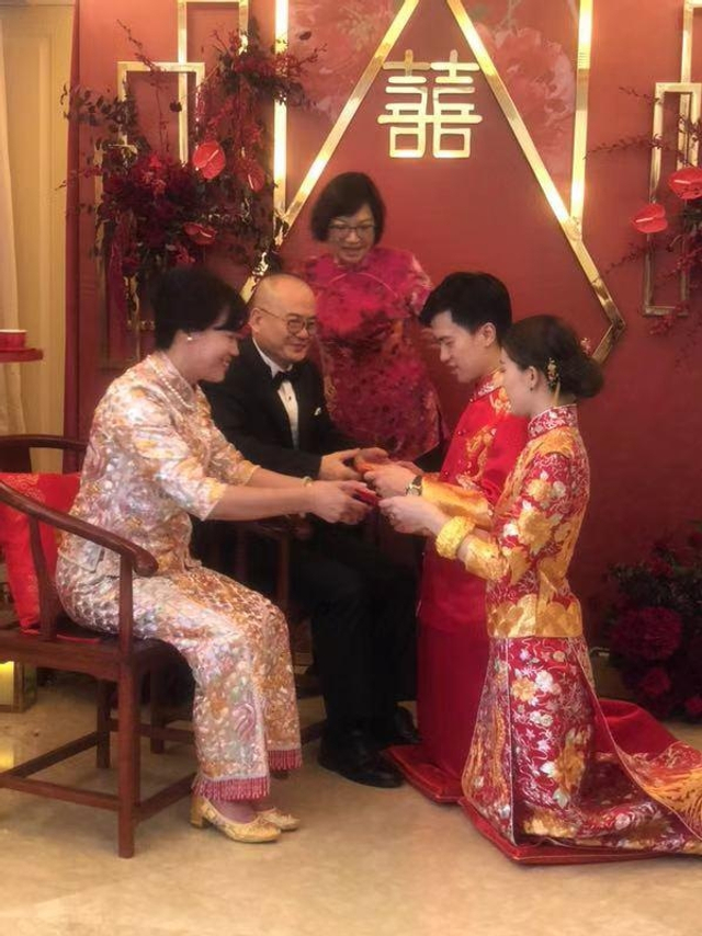 组图：恭喜！文咏珊与男友在香港注册结婚 穿中式礼服敬茶很甜蜜