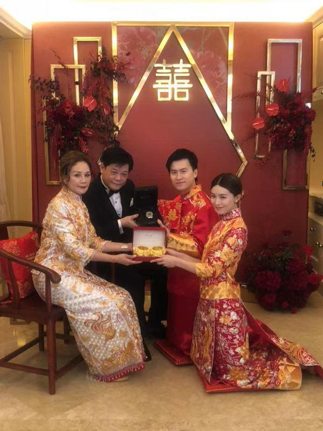 组图：恭喜！文咏珊与男友在香港注册结婚 穿中式礼服敬茶很甜蜜