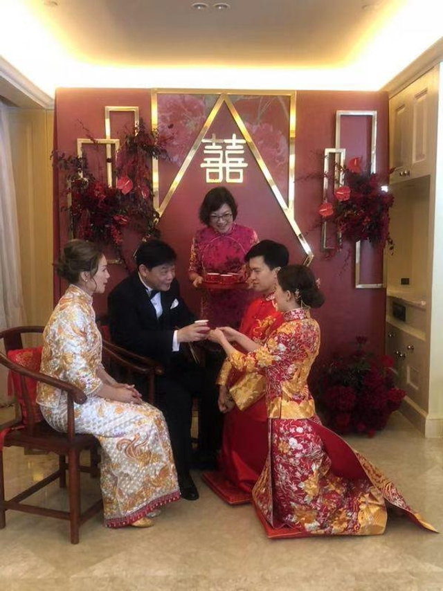 组图：恭喜！文咏珊与男友在香港注册结婚 穿中式礼服敬茶很甜蜜
