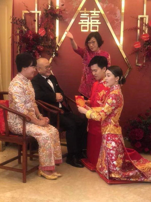 组图：恭喜！文咏珊与男友在香港注册结婚 穿中式礼服敬茶很甜蜜