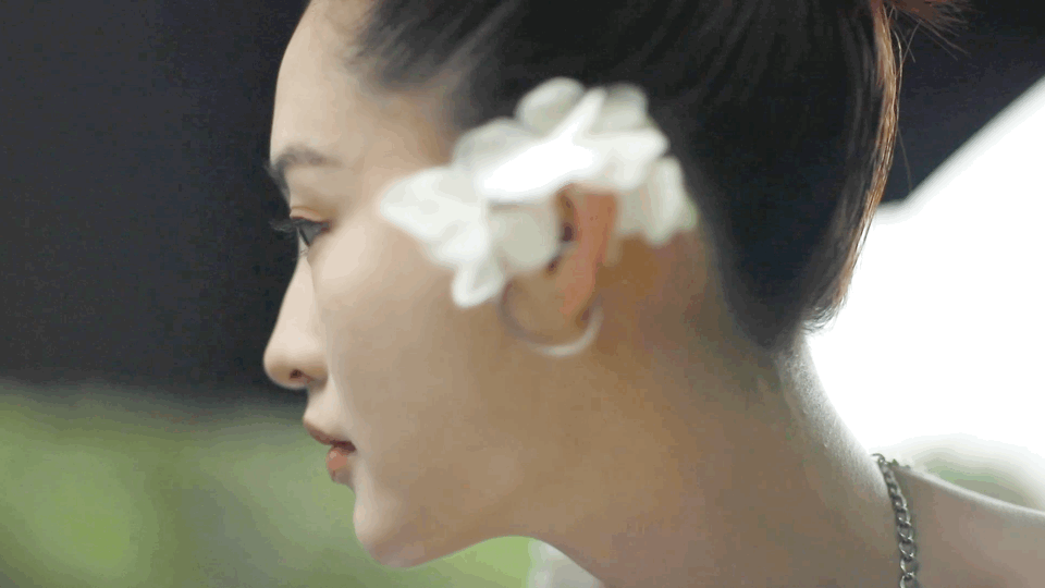 李沁发vlog记录生日写真幕后 尝试露背诗画造型又美又仙