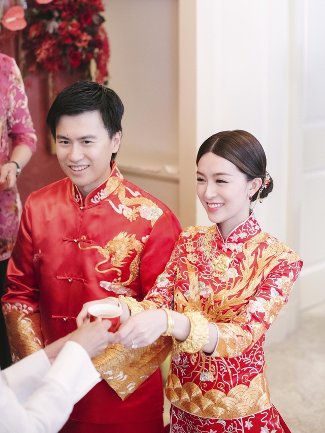 组图：恭喜！文咏珊与男友在香港注册结婚 穿中式礼服敬茶很甜蜜
