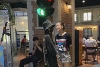 组图:baby带小海绵玩耍 小海绵学老爸扮消防员超可爱