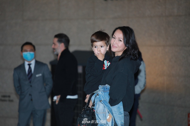 组图：陈冠希前女友杨受成侄女办豪门婚宴 夫妻浪漫起舞拥吻