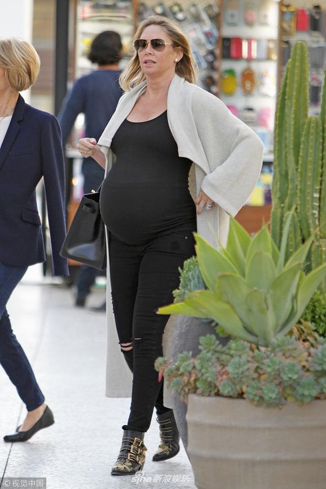 孕妇挺大肚子艰难走路图片