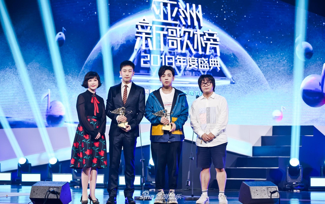 组图：亚洲新歌榜乐华七子唱跳帅气 张杰周笔畅分摘最佳男女歌手