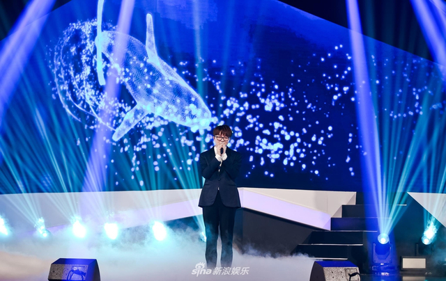 组图：亚洲新歌榜乐华七子唱跳帅气 张杰周笔畅分摘最佳男女歌手