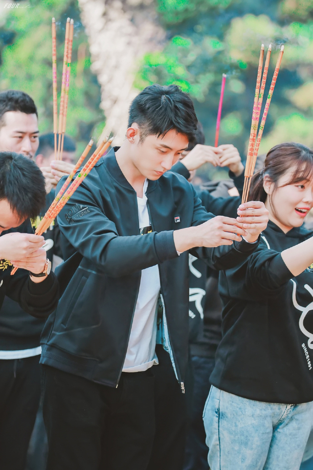 黄景瑜懒理家暴风波 与关晓彤官鸿同框亮相新片开机仪式