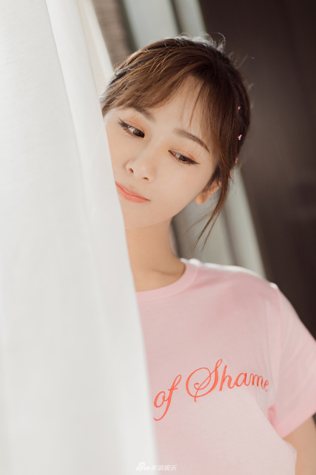 "佟年"杨紫浅笑嫣然又美又萌 粉嫩穿搭显露少女心_新浪图片