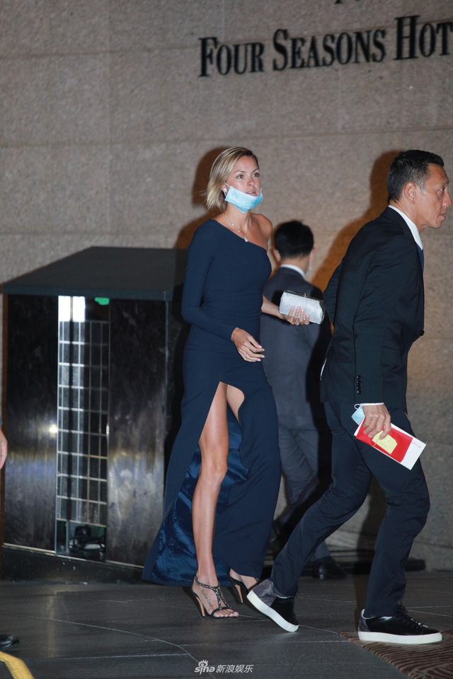 组图：陈冠希前女友杨受成侄女办豪门婚宴 夫妻浪漫起舞拥吻