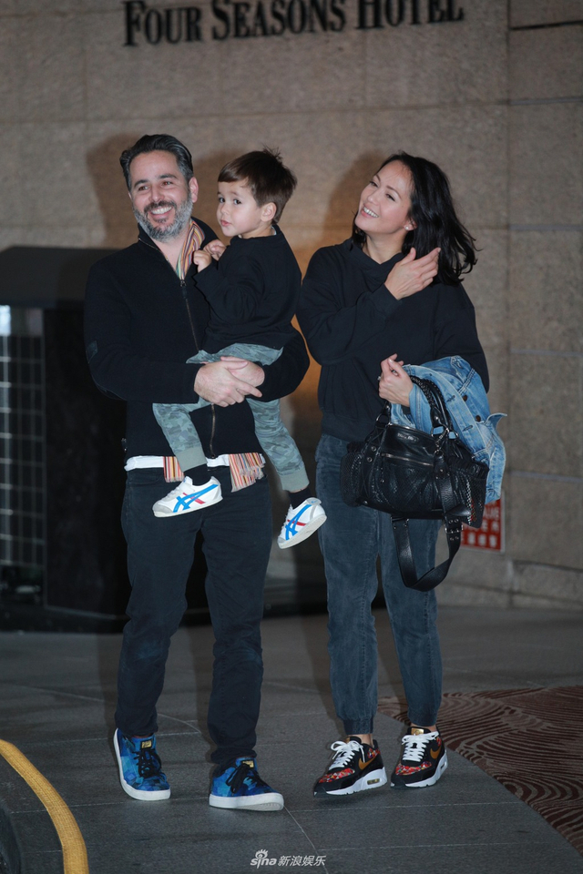 组图：陈冠希前女友杨受成侄女办豪门婚宴 夫妻浪漫起舞拥吻