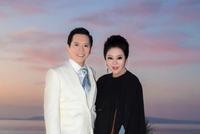 向太晒与老公合照庆祝结婚39年 黑白配携手站立花丛中
