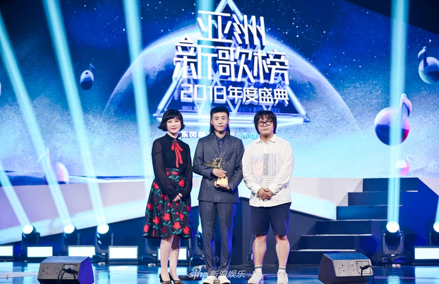 组图：亚洲新歌榜乐华七子唱跳帅气 张杰周笔畅分摘最佳男女歌手