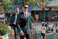 涉性侵案案重审开庭 高云翔穿西装戴墨镜表情严肃