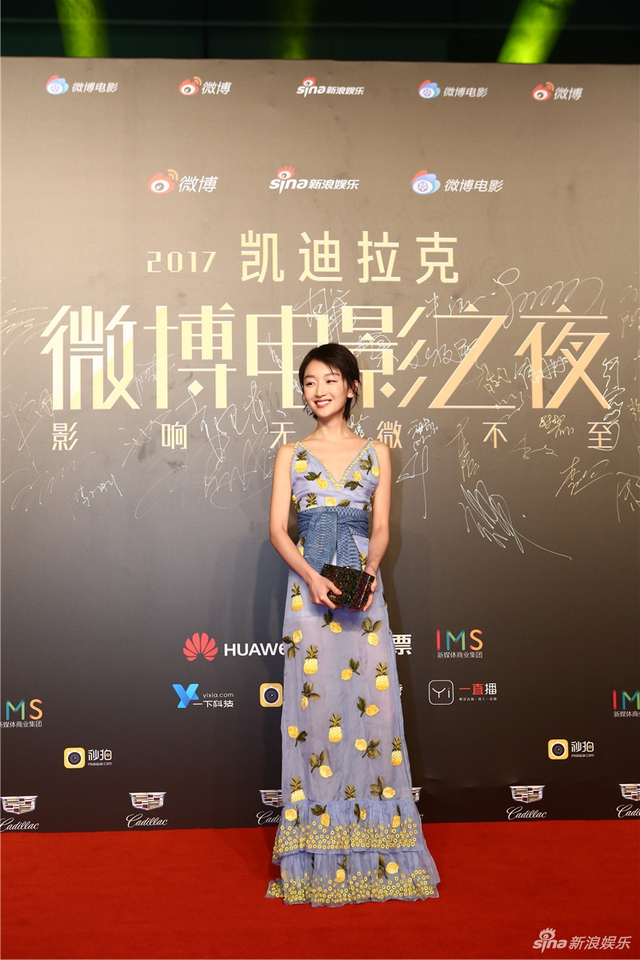 周冬雨亮相红毯