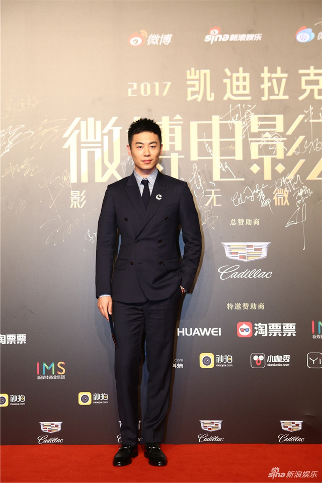 朱亚文亮相微博电影之夜红毯