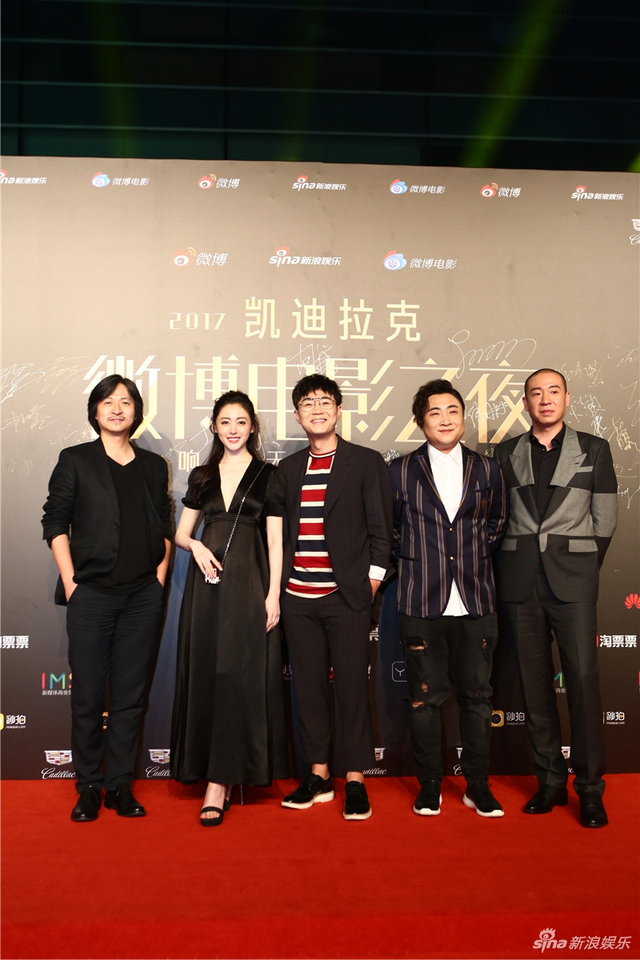 《父子雄兵》剧组导演袁卫东 张天爱、大鹏、乔杉、梁龙亮相红毯