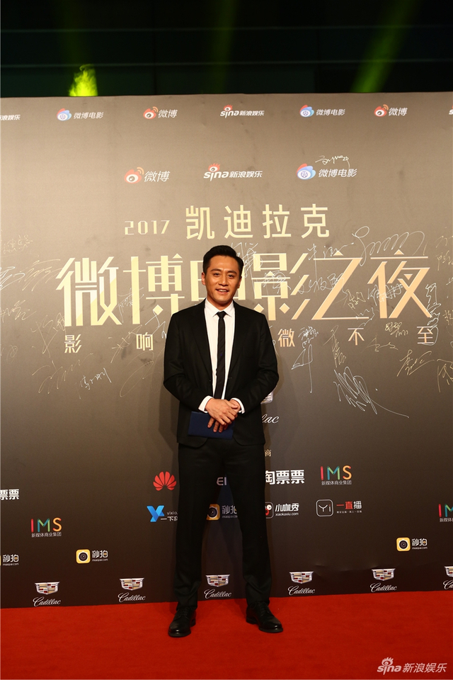 刘烨亮相微博电影之夜红毯