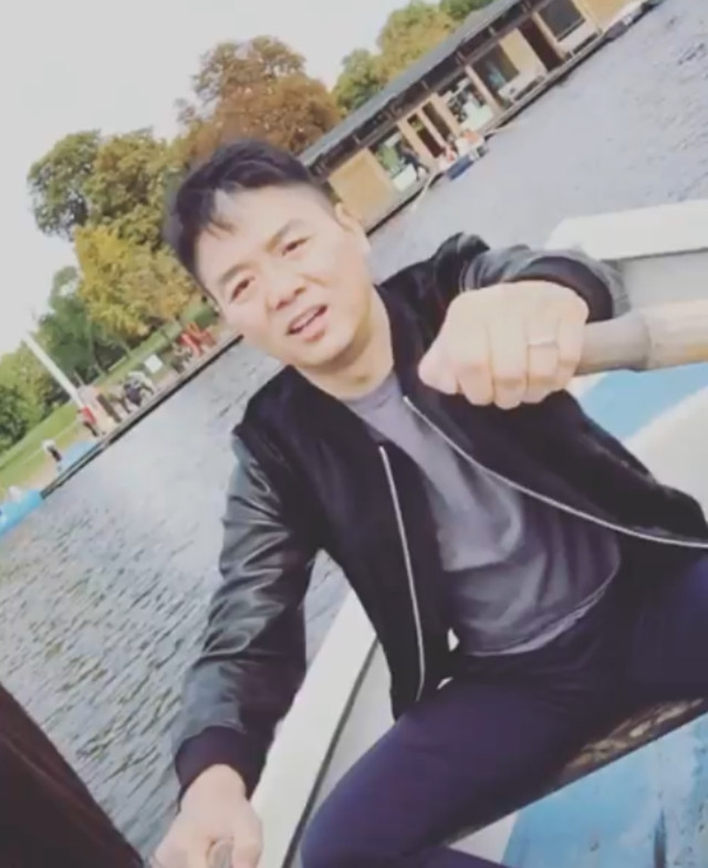 组图：刘强东卖力为爱妻划船 奶茶妹妹哼歌助阵心情靓