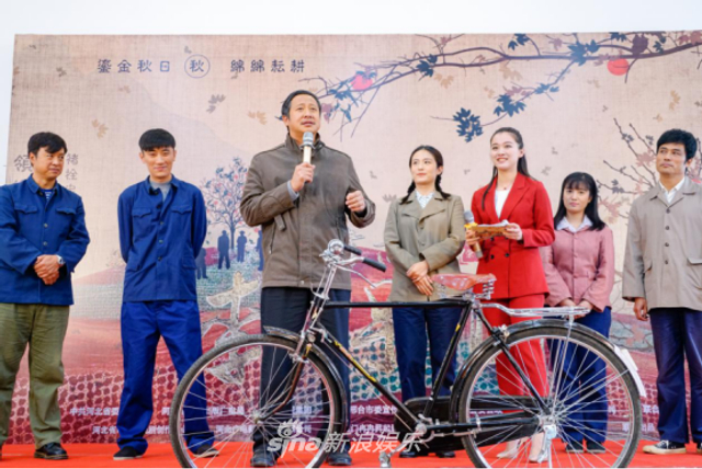 组图：48岁张国强片场刷购物网站大呼