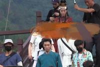 再添锤?唐嫣剧组拍戏下楼梯小心翼翼 腰身略变粗还获窦骁搀扶