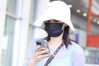 张馨予穿蓝色针织连衣裙现身机场青春阳光