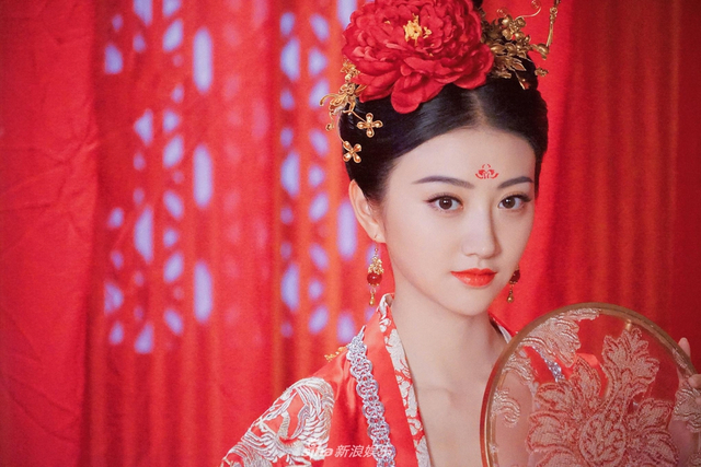 景甜披各式嫁衣