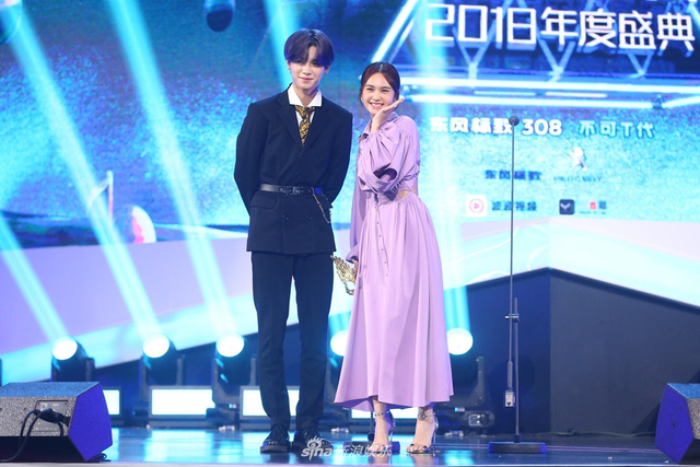 组图：亚洲新歌榜乐华七子唱跳帅气 张杰周笔畅分摘最佳男女歌手