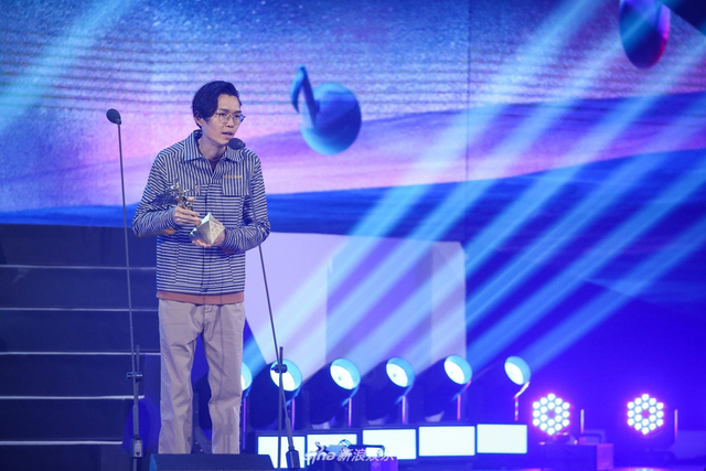 组图：亚洲新歌榜乐华七子唱跳帅气 张杰周笔畅分摘最佳男女歌手