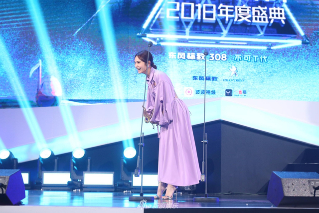 组图：亚洲新歌榜乐华七子唱跳帅气 张杰周笔畅分摘最佳男女歌手