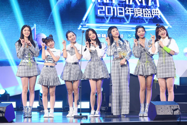 组图：亚洲新歌榜乐华七子唱跳帅气 张杰周笔畅分摘最佳男女歌手