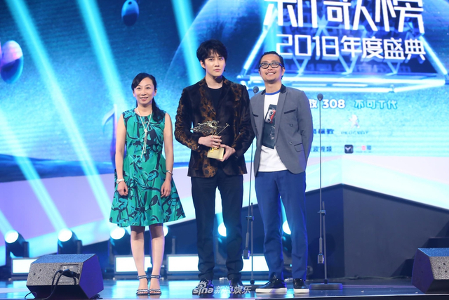 组图：亚洲新歌榜乐华七子唱跳帅气 张杰周笔畅分摘最佳男女歌手