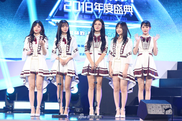 组图：亚洲新歌榜乐华七子唱跳帅气 张杰周笔畅分摘最佳男女歌手