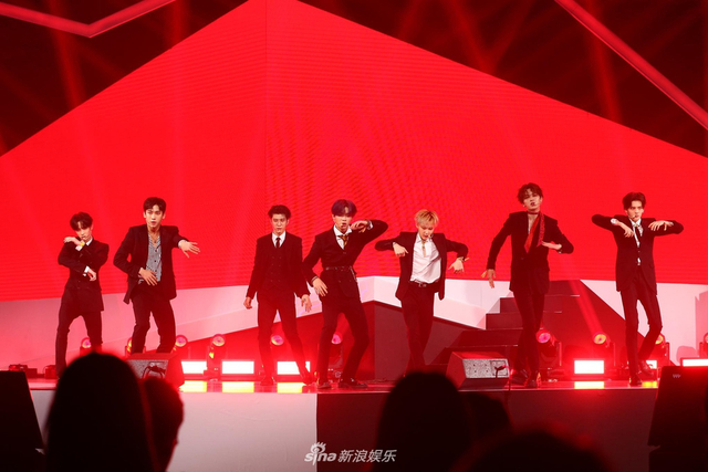 组图：亚洲新歌榜乐华七子唱跳帅气 张杰周笔畅分摘最佳男女歌手