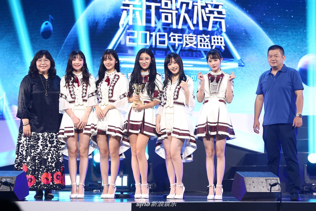 组图：亚洲新歌榜乐华七子唱跳帅气 张杰周笔畅分摘最佳男女歌手