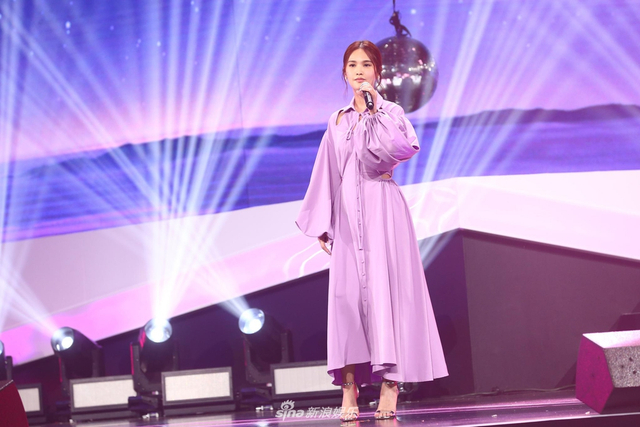 组图：亚洲新歌榜乐华七子唱跳帅气 张杰周笔畅分摘最佳男女歌手